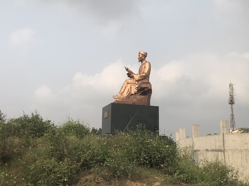  Vườn hoa Nguyễn Du dang dở cỏ mọc um tùm vì vướng mặt bằng. Ảnh: Minh Hạnh 