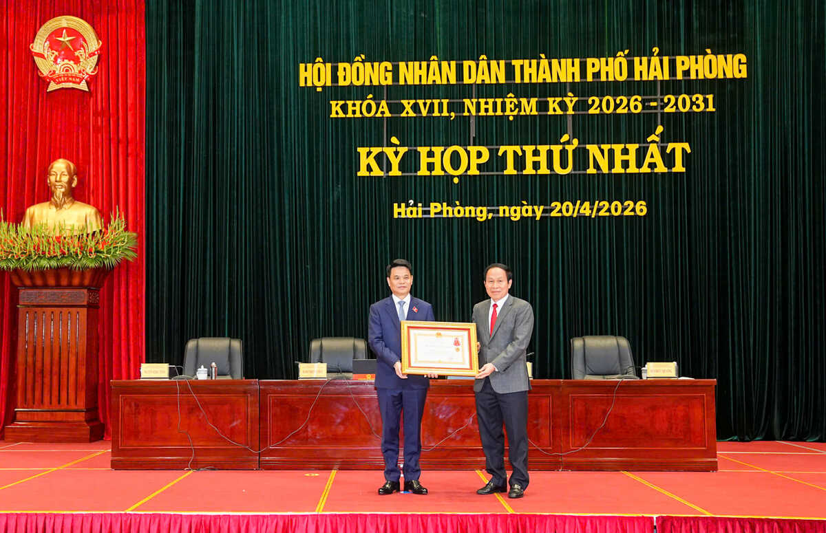 Deputy Prime Minister Le Tien Chau awarded the Second-class Labor Medal to Mr. Le Ngoc Chau - Secretary of the City Party Committee, Head of the Hai Phong National Assembly Delegation. Photo: Hai Phong e-Portal