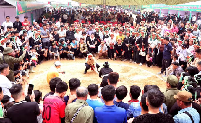 Các trò chơi dân gian thu hút người dân và du khách tham gia tại lễ hội “Miền chè di sản”. Ảnh: Đức Thọ/TTXVN  