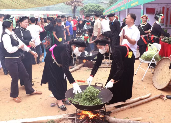 Các nghệ nhân với sự khéo léo, kinh nghiệm sao chè thủ công, tạo nên nét đặc trưng riêng của vùng chè Cao Bồ. Ảnh: Đức Thọ/TTXVN  