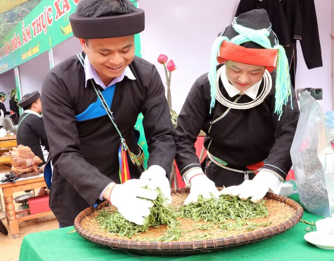 까오보(뚜옌꽝)에서 열린 "유산 차 지역" 축제에서 수공예 차를 만드는 야오족 장인들. 사진: Đức Thọ/TTXVN