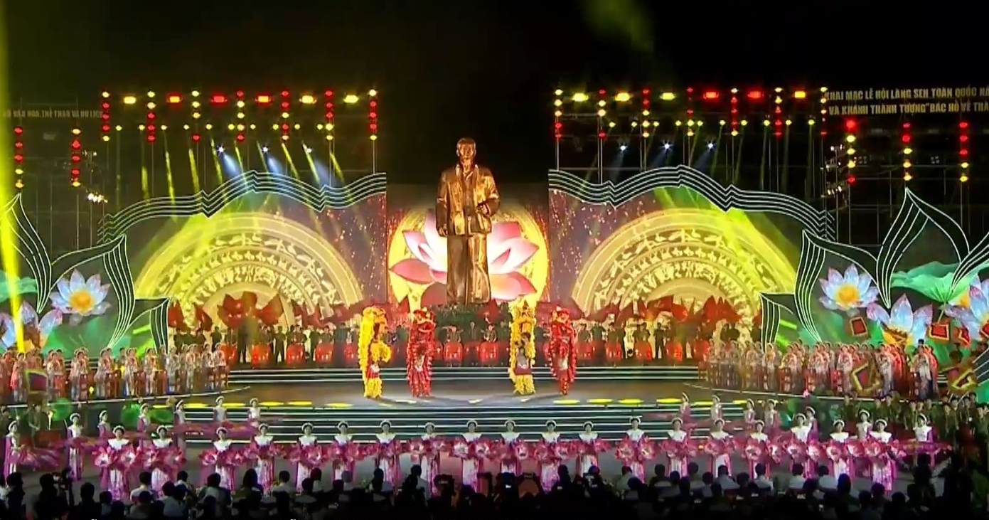 Chương trình văn nghệ khai mạc Lễ hội Làng Sen 2025. Ảnh: Mai Ngân