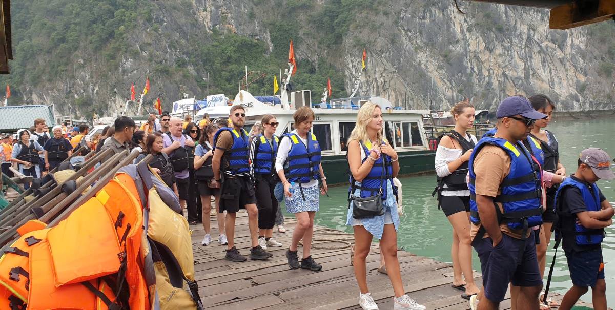 Du khách tham quan hang Sáng Tối, vịnh Lan Hạ, Hải Phòng. Ảnh: Nguyễn Hùng