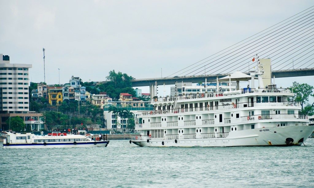 Le navire Ambassdor Signatur emmène les touristes visiter le circuit reliant la baie d'Ha Long à la baie de Lan Ha. Photo: Hoang Nga