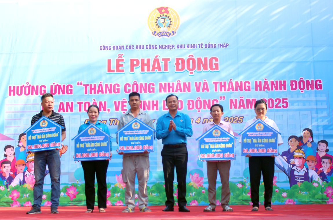 Hoạt động trao tặng Mái ấm Công đoàn trong Tháng Công nhân. Ảnh: Thanh Mai