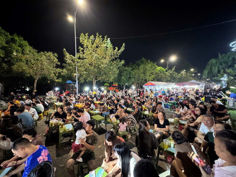 The fair is held at Chi Lang Park, Luong Van Tri ward. Photo: Khanh Linh