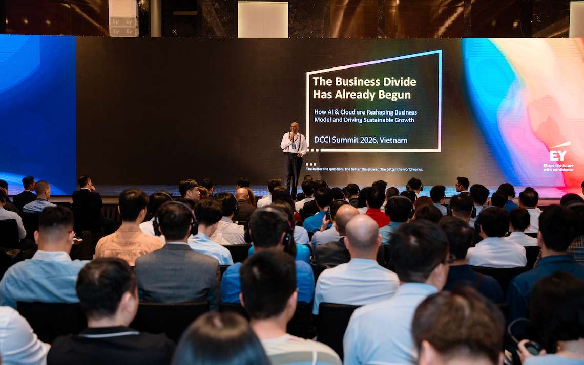 Ông Shashidharan Jagadiswaran, lãnh đạo cấp cao lĩnh vực tư vấn công nghệ của EY Việt Nam chia sẻ tại DCCI Summit 2026. Ảnh: Tuyết Lan 