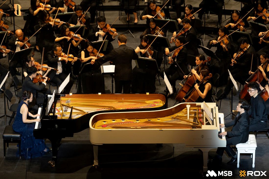 Màn song tấu violin và oboe tạo nên cuộc đối thoại tinh tế trên sâu khấu nhà hát Hồ Gươm. Ảnh: ROX Group