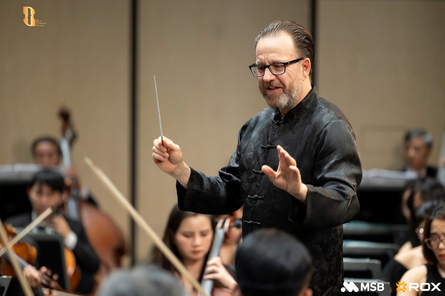 Nhạc trưởng Franz Schottky - người kể chuyện bằng cây đũa chỉ huy. Ảnh: ROX Group