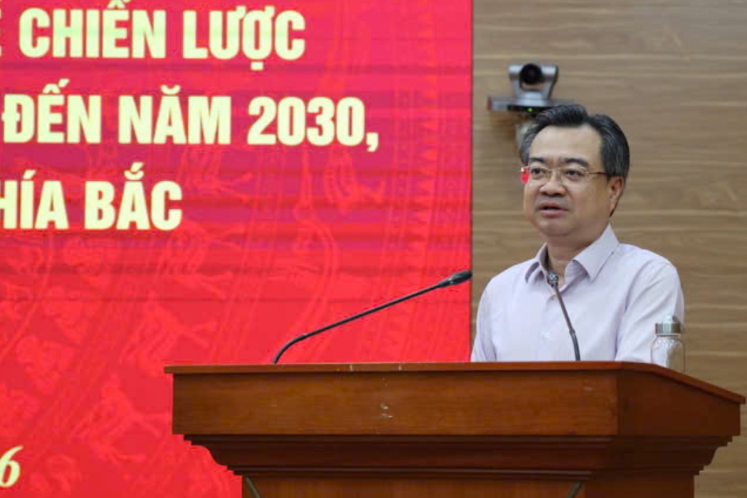 Le membre du Bureau politique, secrétaire du Comité central du Parti, chef du Comité central des politiques et de la stratégie, Nguyễn Thanh Nghị, a déclaré que les avis proposaient de concentrer les ressources sur le développement de l'économie maritime dans les temps à venir. Photo: Comité CSCLTW