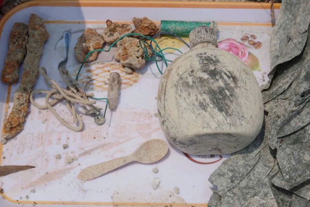 Artifacts found buried with martyrs' remains. Photo: 968th Division