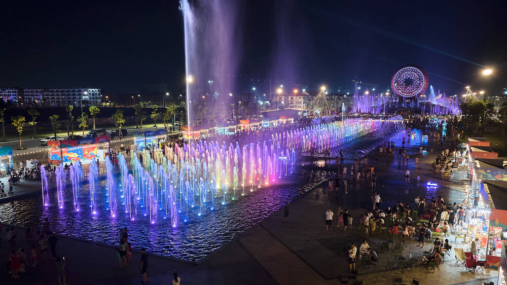 Show nhạc nước quy mô lớn bậc nhất Việt Nam, lung linh tỏa sáng tại Quảng trường Thời Đại mỗi khi đêm về. Ảnh: Thanh Sơn 
