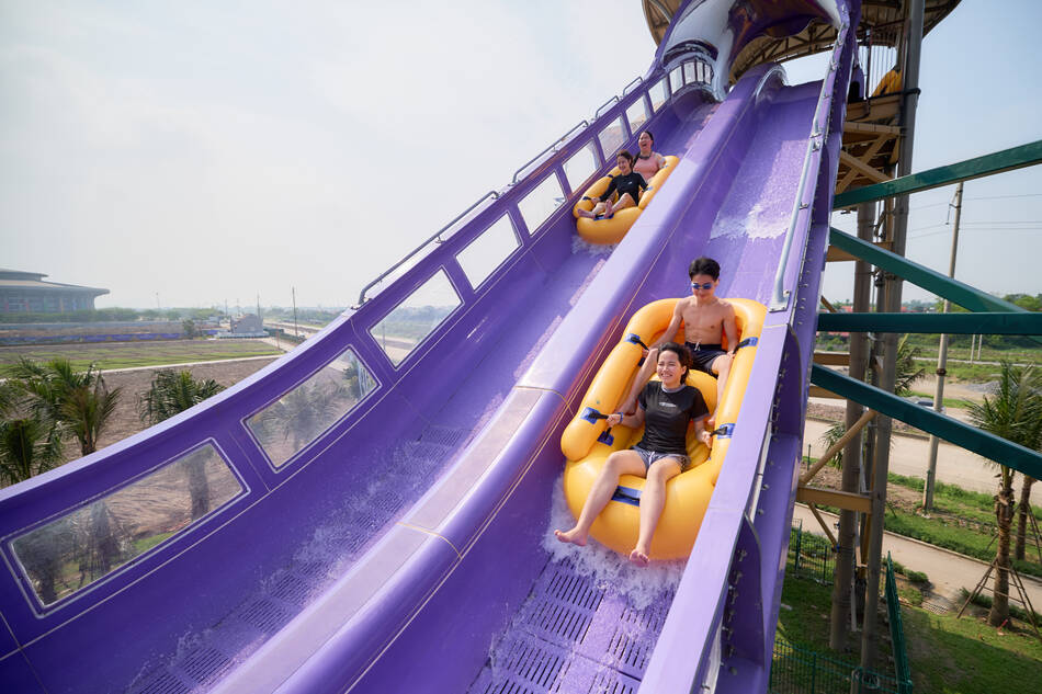 Trò chơi Song làn siêu tốc mang đến trải nghiệm cảm giác mạnh đầy kịch tính. Ảnh: Thanh Sơn