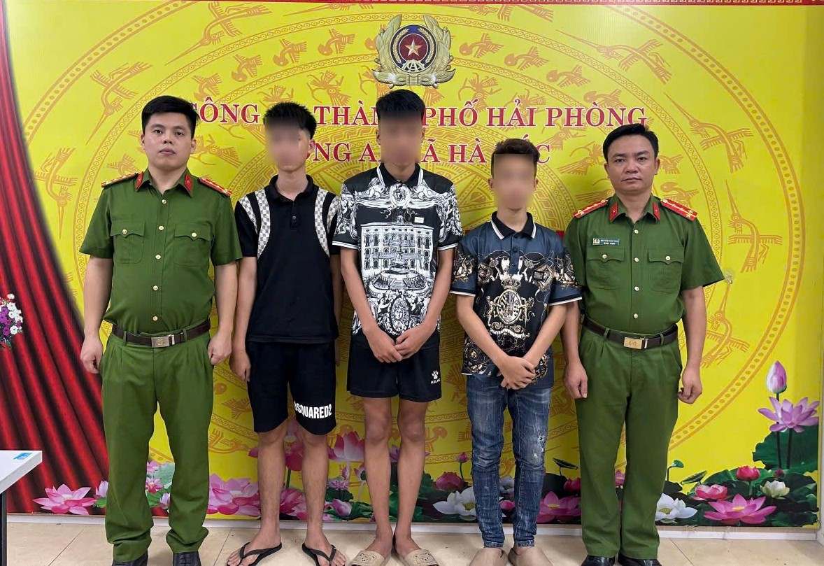 La policía de la comuna de Ha Bac impide que un grupo de estudiantes intente reunirse para pelear. Foto: Policía de Hai Phong