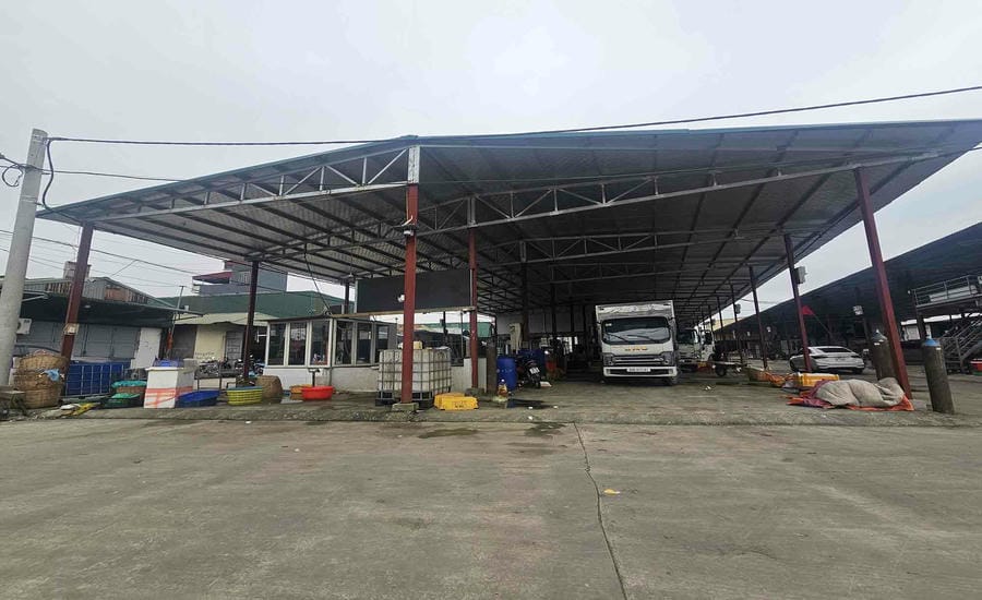 Khu trưng bày Thủy sản 2 thuộc Dự án văn phòng làm việc, giới thiệu sản phẩm và kho chứa hàng của HTX Dịch vụ nông nghiệp và Thương mại tổng hợp Sở Thượng. Ảnh: PV