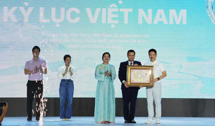 YODY nhận kỷ lục “Thương hiệu thời trang đa phân khúc có số lượng cửa hàng nhiều nhất Việt Nam“. Ảnh: Ban tổ chức