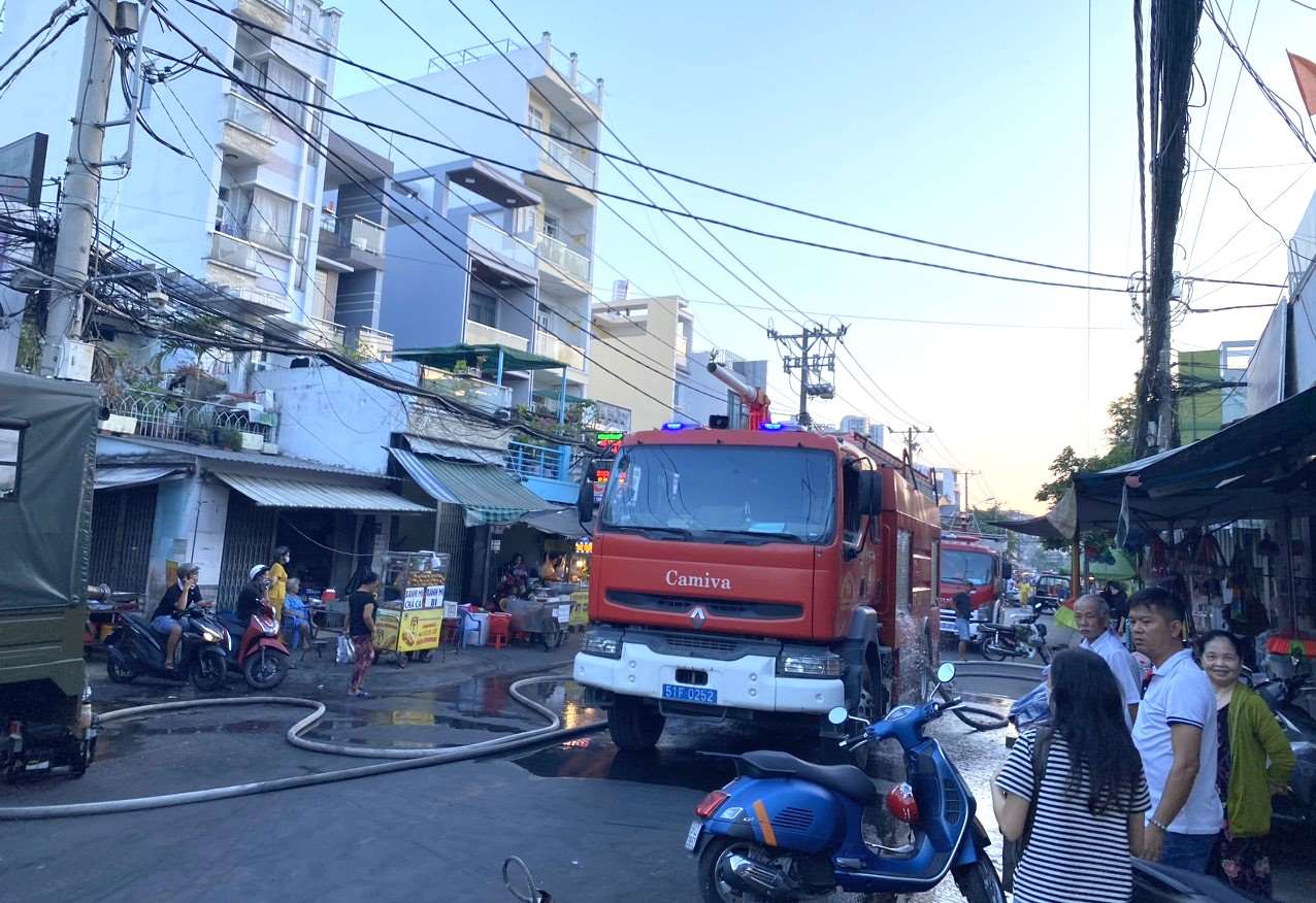 Un incendio en una casa residencial en un callejón profundo en Ciudad Ho Chi Minh ocurrió antes. Foto: Minh Tâm