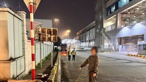 Gây rối tại sân bay Nội Bài, người bán hàng rong bị khởi tố. Ảnh: CAHN