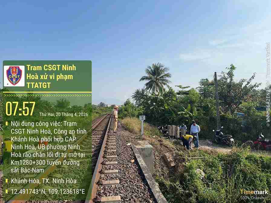 Khanh Hoa Traffic Police close 2 illegally opened railway crossings. Photo: Traffic Police Department