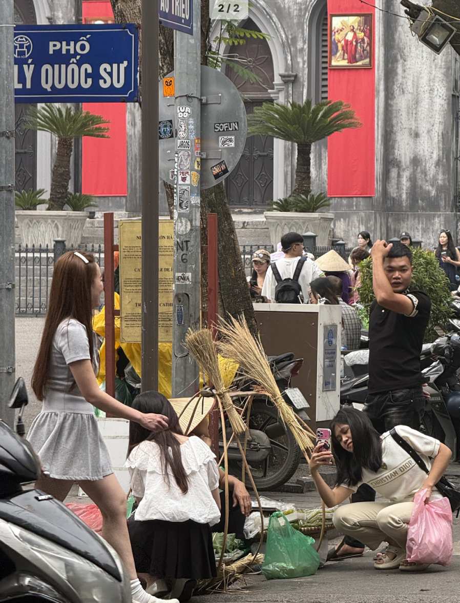 ハノイデジタル市民アプリで露天商を訴える人々。iHanoiアプリの写真