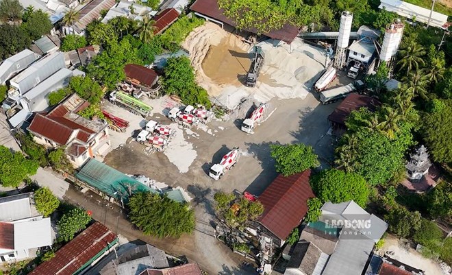 Trạm trộn bê tông nằm giữa khu dân cư đã hết hạn thuê đất nhưng vẫn hoạt động. Ảnh: Phóng viên