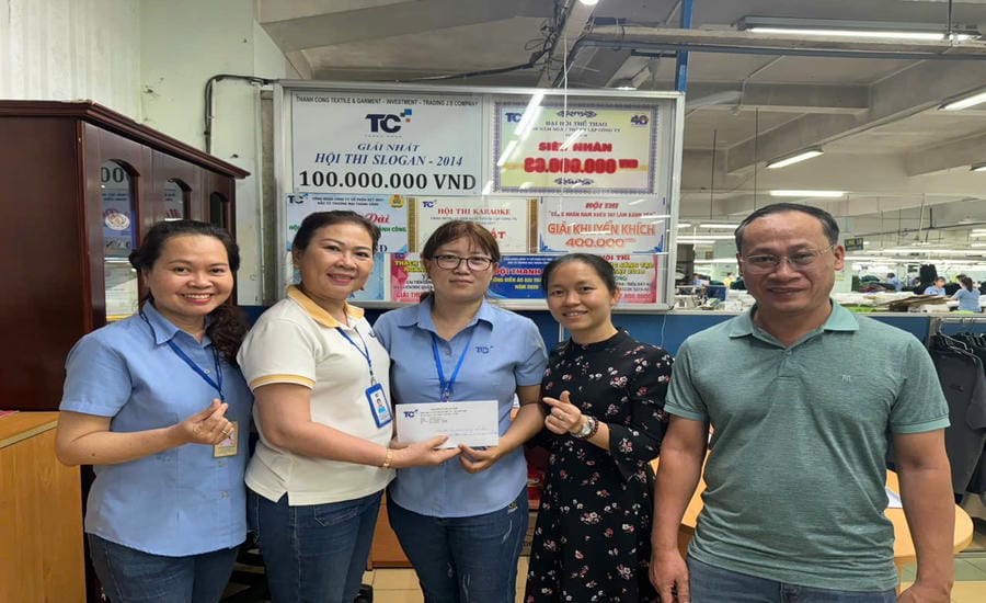 Ms. Tran Thi Thanh Chau - Chairwoman of the Trade Union of Thanh Cong Textile - Investment - Trade Joint Stock Company (2nd from the left) presents support to workers at the production site. Photo: Character provided