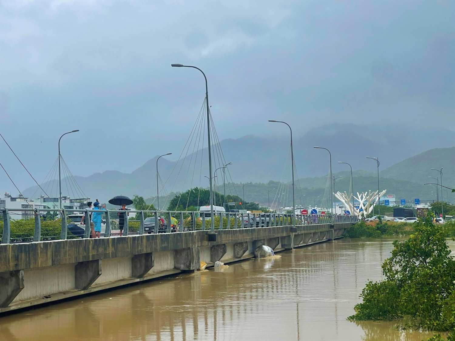 The Vietnam Fatherland Front Committee of Khanh Hoa province supervises the implementation of policies to support people affected by floods. Photo: Phuong Linh