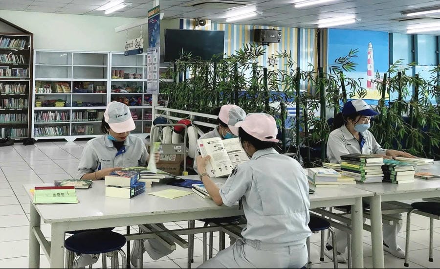 Synztec Vietnam Co., Ltd.の労働者が2日目の午後に労働組合の本棚に到着。写真:ホアン・コイ