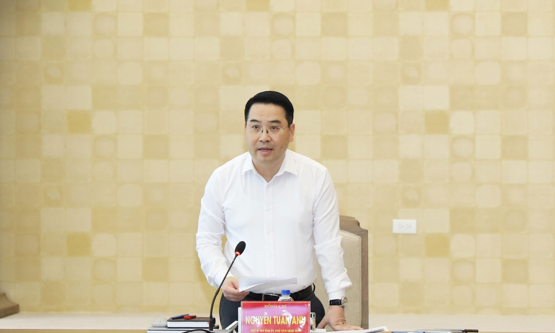 Chủ tịch UBND tỉnh Lào Cai Nguyễn Tuấn Anh phát biểu chỉ đạo tại cuộc họp. Ảnh: Linh Vũ