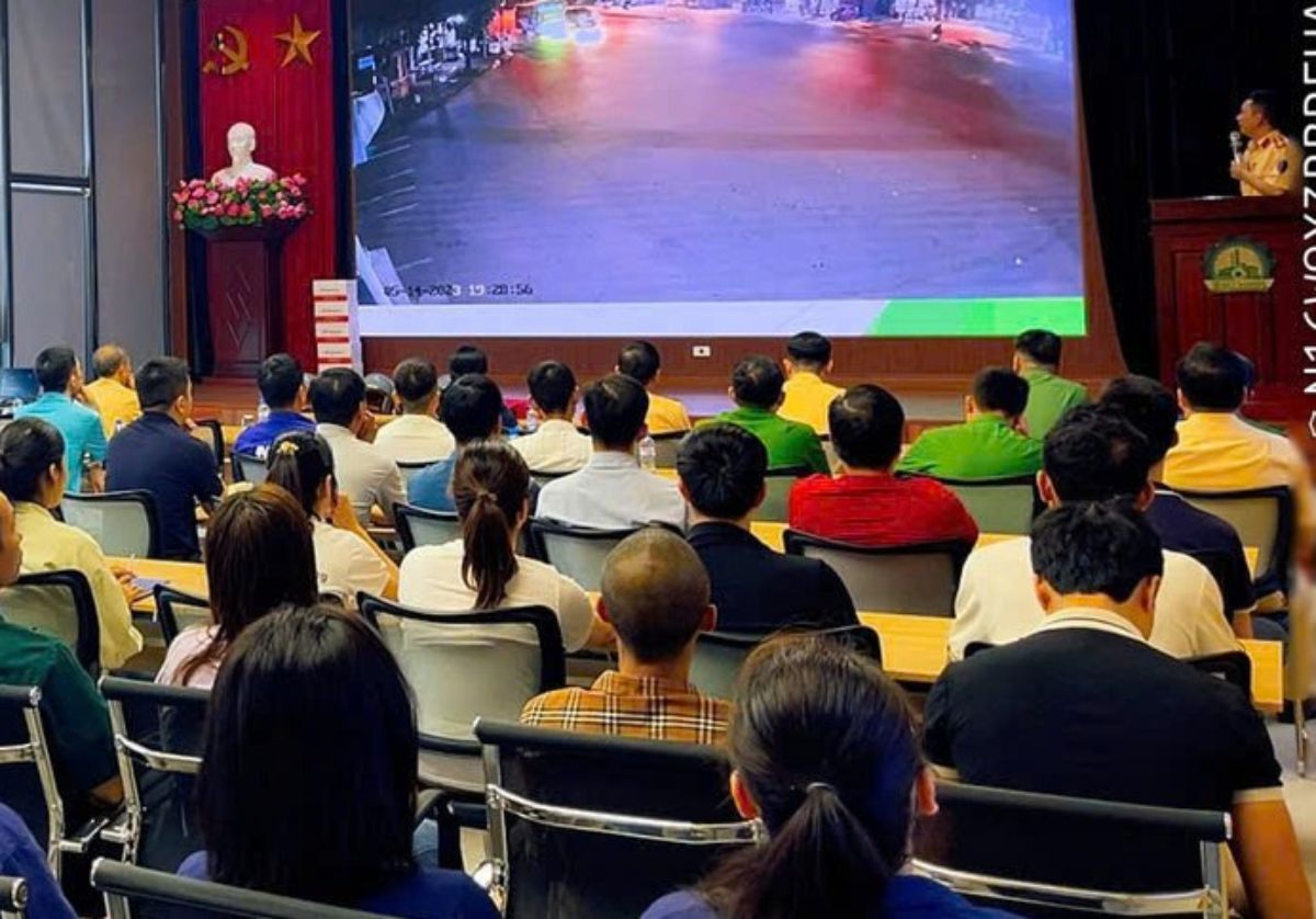 Traffic propaganda for workers in Bao Minh industrial park. Photo: Ninh Binh Police