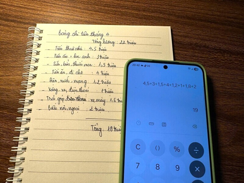 Young couples and marriages are eroded by monthly expenses. Photo: Khanh Linh