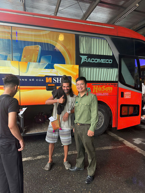 Sau khi sơ cứu công an xã đã giúp du khách bị nạn mua vé xe về Hà Nội để chữa trị chuyên sâu hơn. Ảnh: Công an xã Y Tý