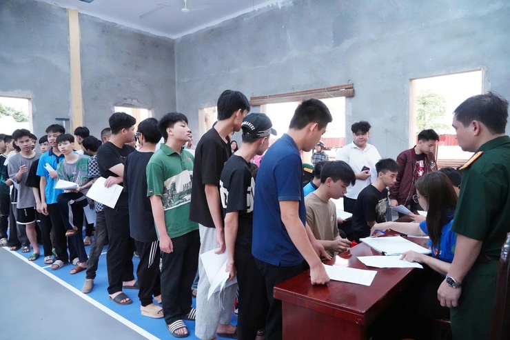 Muchos ciudadanos acuden a registrarse para el servicio militar en la sede del Comando Militar del barrio de Chuong My (Hanoi). Foto: TTĐT barrio de Chuong My