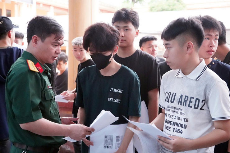 Cán bộ Ban Chỉ huy quân sự phường Chương Mỹ hướng dẫn công dân thực hiện đăng ký nghĩa vụ quân sự. Ảnh: TTĐT phường Chương Mỹ 