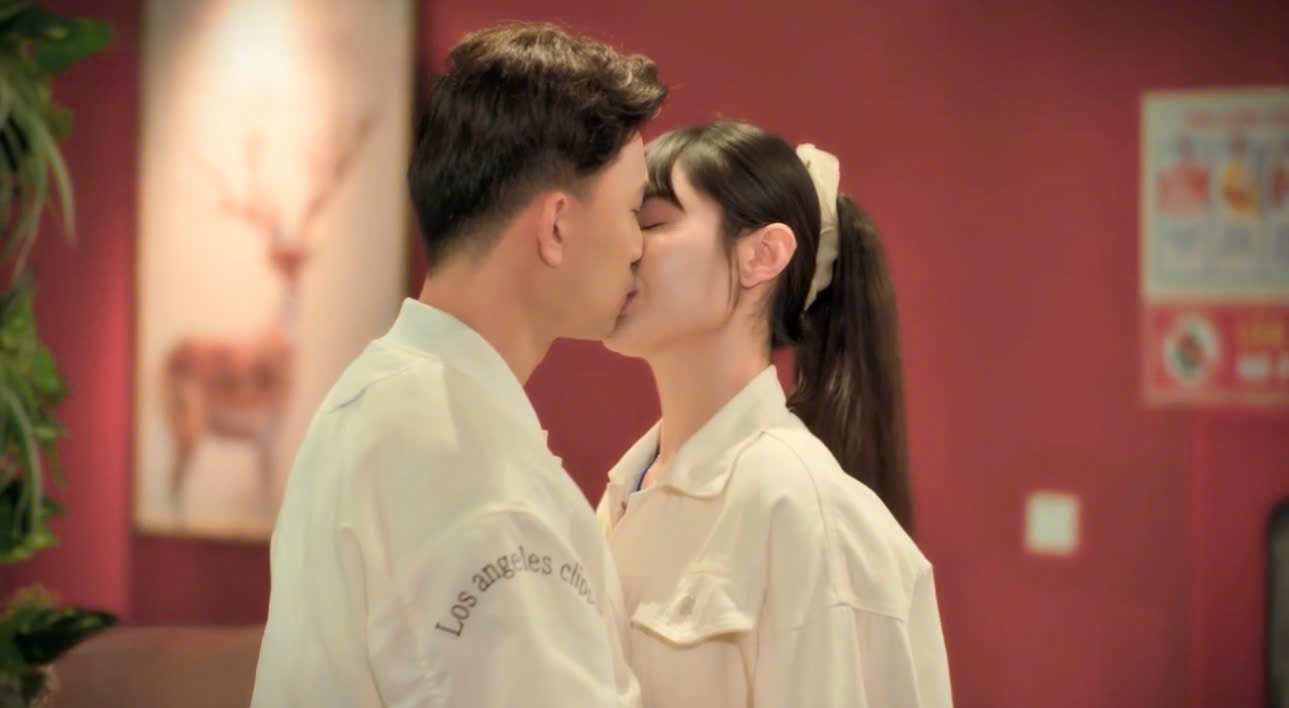 Trang actively kissed Dung after Dung expressed his feelings. Photo: VFC