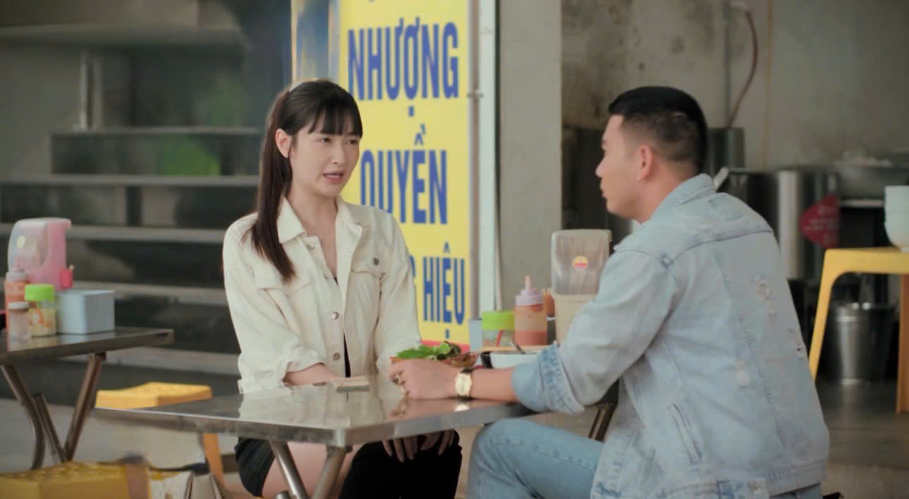 Hưng khuyên Trang đừng quá tin người vì không phải ai cũng tốt tập 25 “Bước chân vào đời“. Ảnh: VFC 