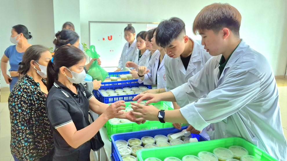 Những suất cháo, sữa miễn phí giúp người bệnh cảm nhận được sự sẻ chia, yêu thương. Ảnh: BVCC