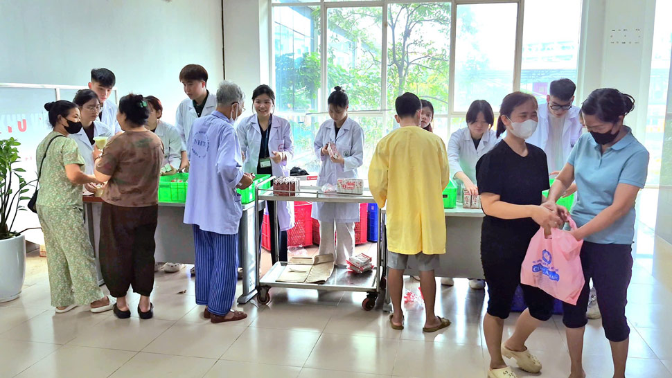 Những món quà nhỏ góp phần giúp hành trình điều trị của bệnh nhân bớt nhọc nhằn hơn. Ảnh: BVCC