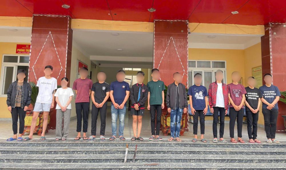 La policía de la comuna de Cam Xuyen detectó y detuvo oportunamente a un grupo de adolescentes armados con armas que representaban un riesgo para la seguridad y el orden. Foto: Policía de Ha Tinh
