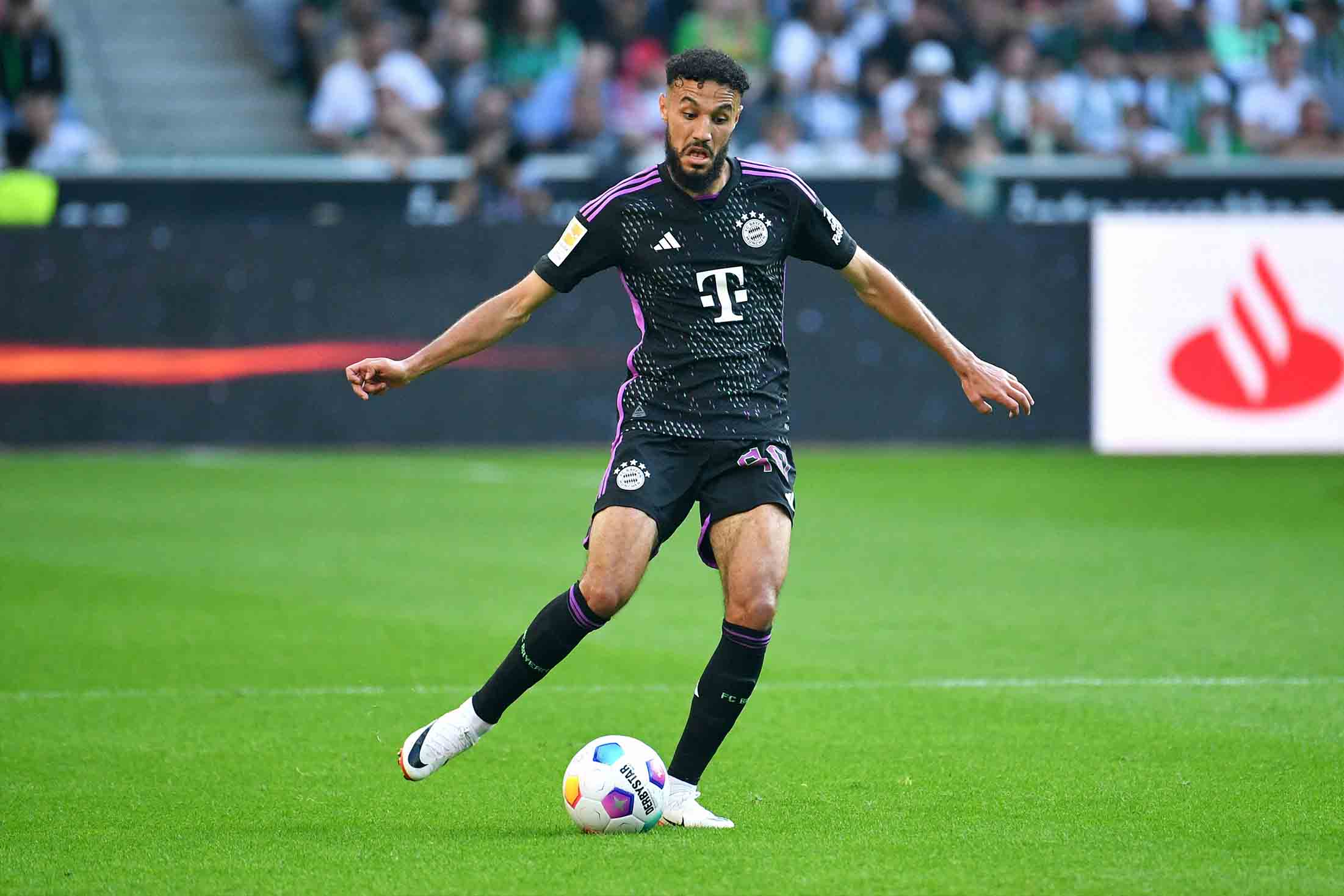 Noussair Mazraoui từng đá trung vệ tại Bayern Munich vào năm 2023. Ảnh: AFP