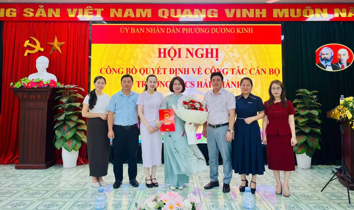 UBND phường Dương Kinh công bố quyết định bổ nhiệm Phó Hiệu trưởng Trường THCS Hải Thành. Ảnh: Cổng TTĐT Hải Phòng