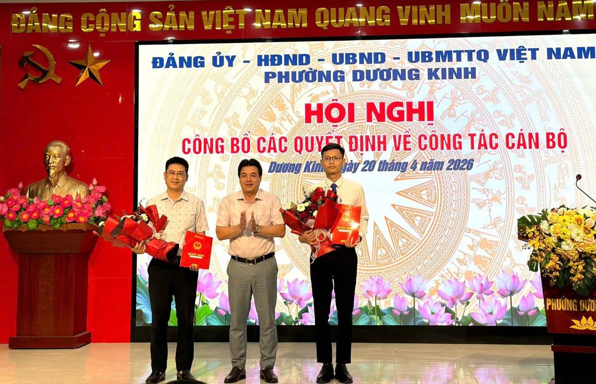 Duong Kinh Ward announces decisions to appoint officials. Photo: Duong Kinh Ward e-Portal