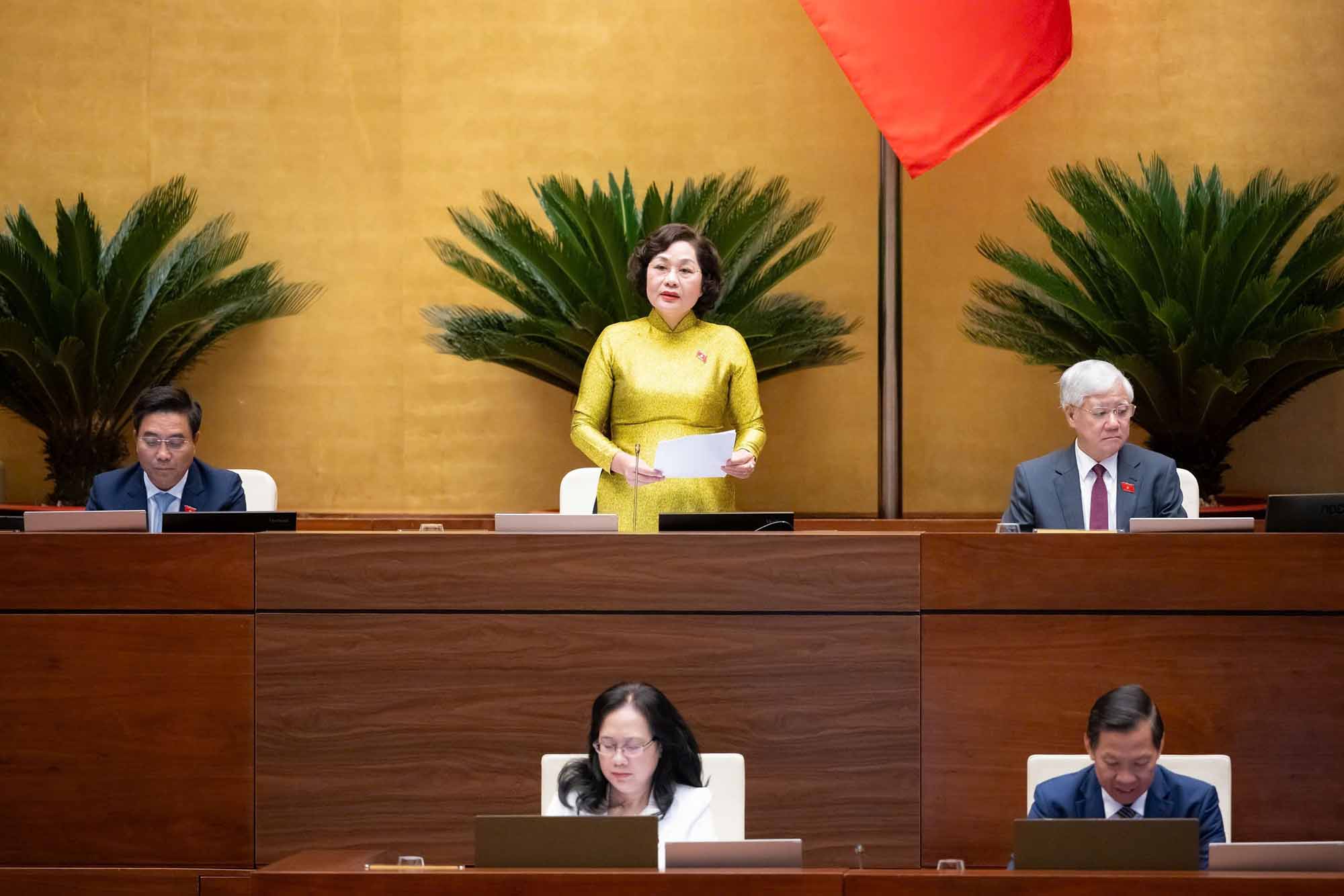 Phó Chủ tịch Quốc hội Nguyễn Thị Hồng điều hành phiên thảo luận tại hội trường chiều ngày 20.4. Ảnh: Quochoi.vn