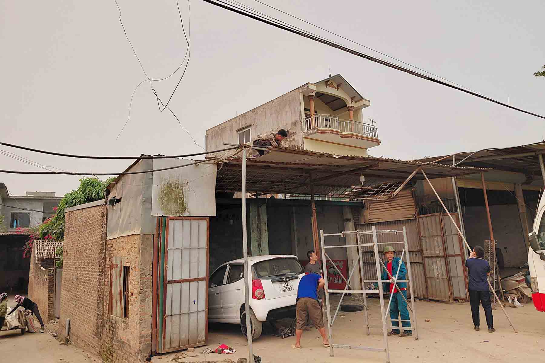 Người dân xã Xuân Mai (Hà Nội) tháo dỡ công trình, bàn giao mặt bằng cho dự án mở rộng Quốc lộ 6. Ảnh: Xã Xuân Mai 