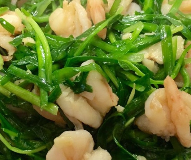 부추 새우 볶음은 주부들이 가족 식단에 추가할 수 있는 신장 보강 식품 중 하나입니다. 사진: 키에우 부