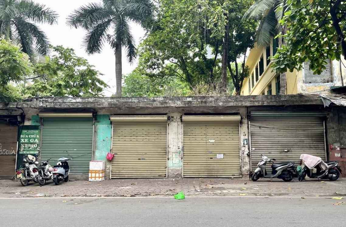 Hàng loạt mặt bằng trong tình trạng cửa đóng then cài trong thời gian dài.