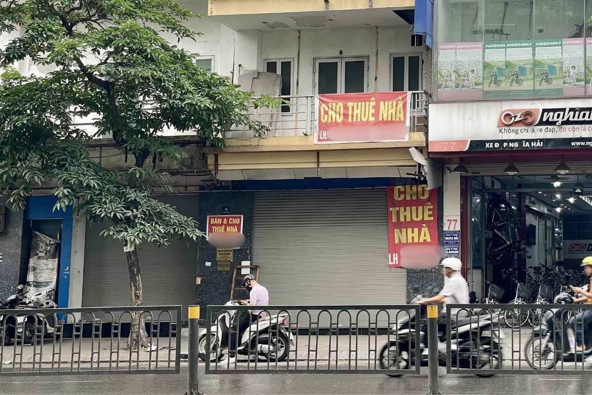Trên phố Tôn Đức Thắng, cảnh tượng một căn nhà treo từ 2-3 tấm băng rôn cho thuê là chuyện thường thấy. Ảnh: Thanh Bình 
