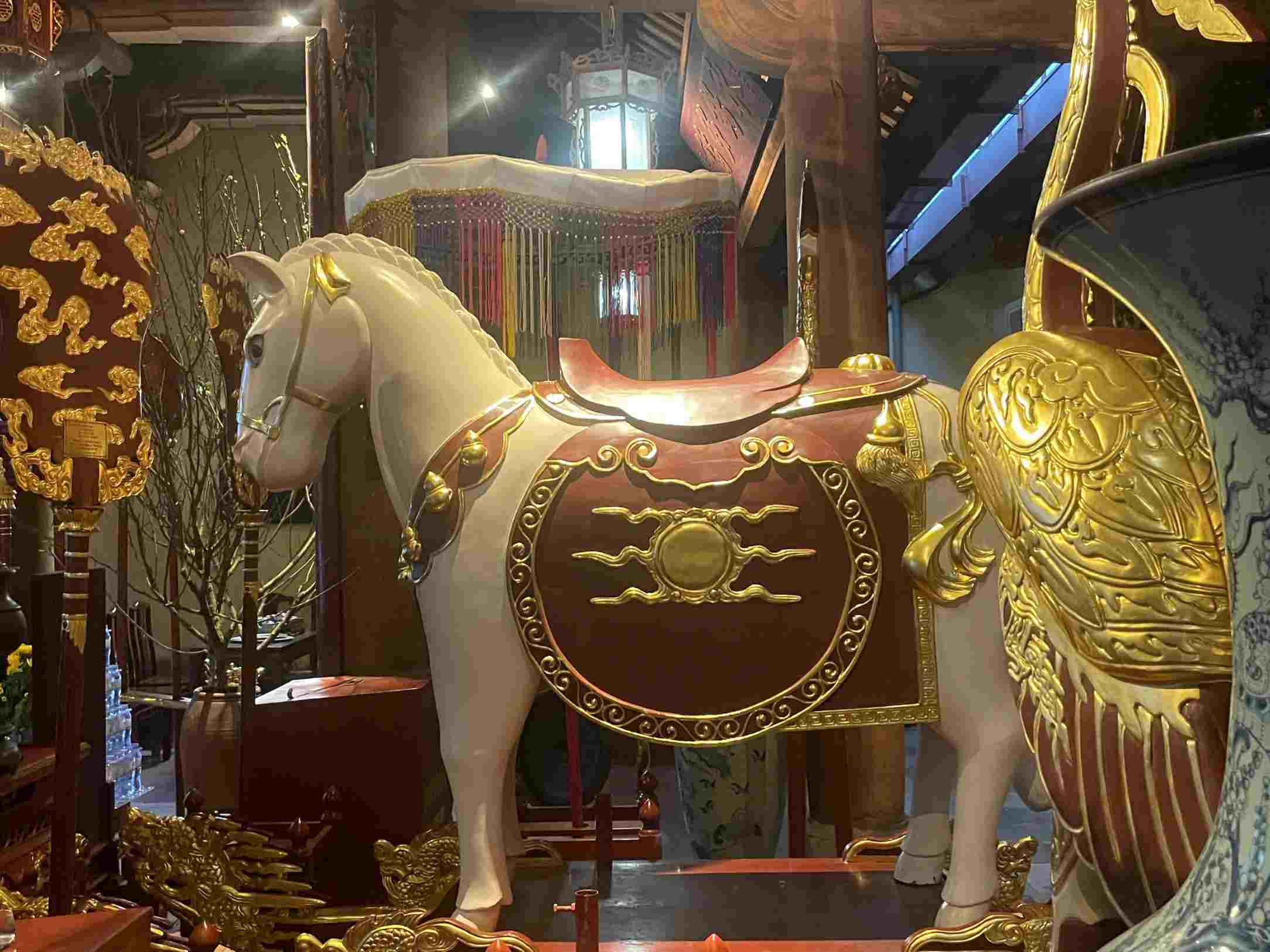 Tượng tại đền Bạch Mã là linh vật biểu tượng của thần Long Đỗ với kích thước tương đương ngựa thật, cao khoảng 1m6 và dài 2m. Ảnh: Minh Vũ