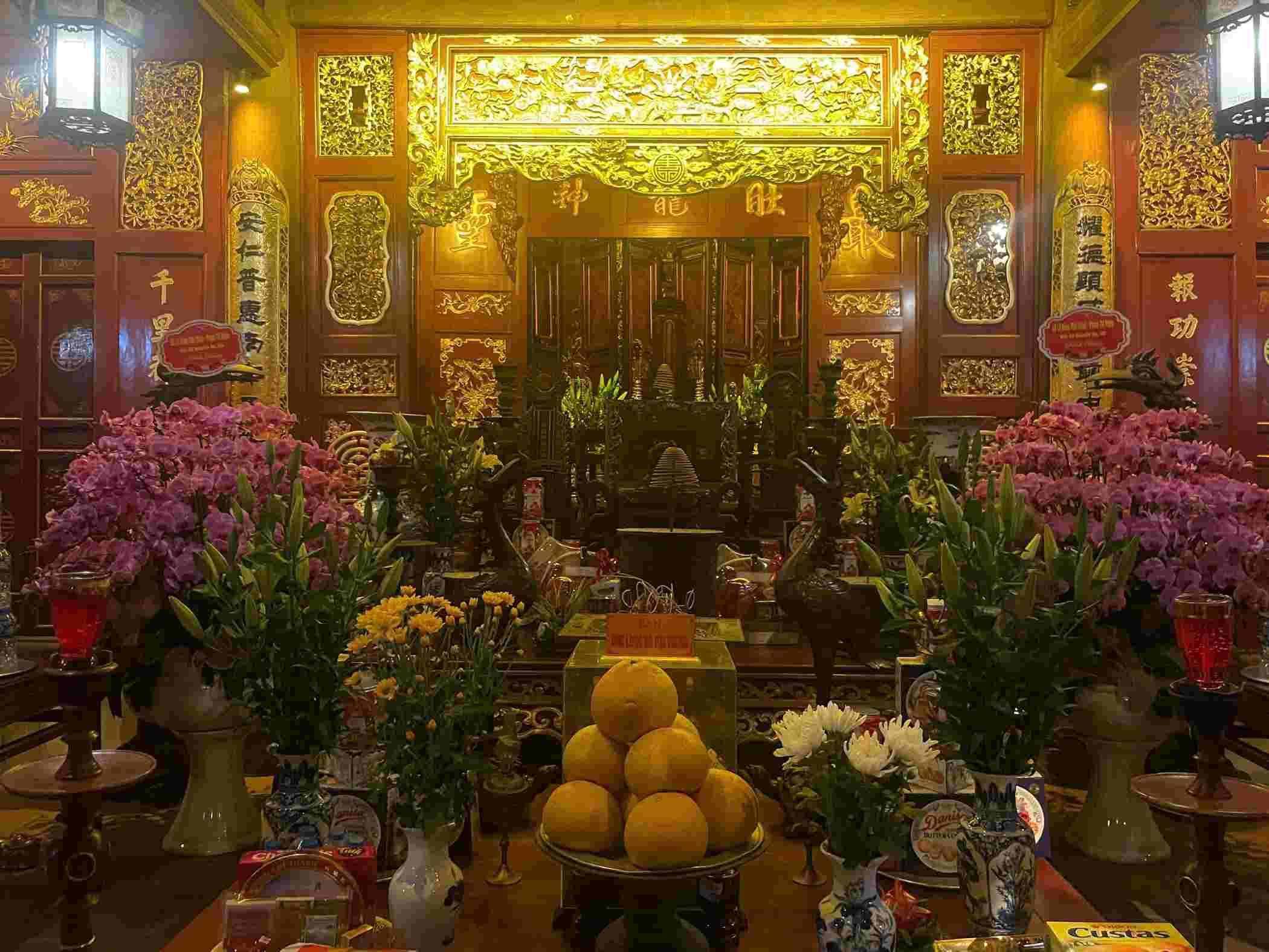 Ban thờ Đức Long Đại Vương. Ảnh: Minh Vũ 