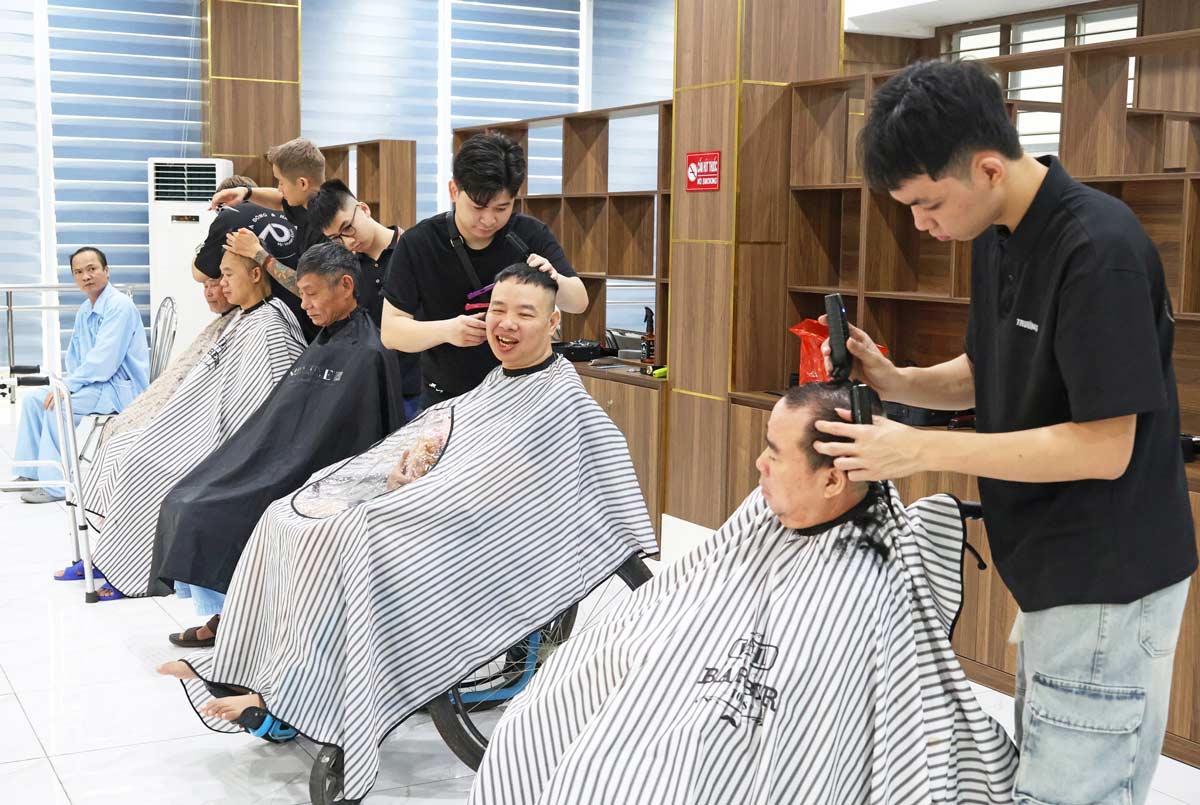 Special barbers at hospitals in Quang Ninh. Photo: Doan Hung
